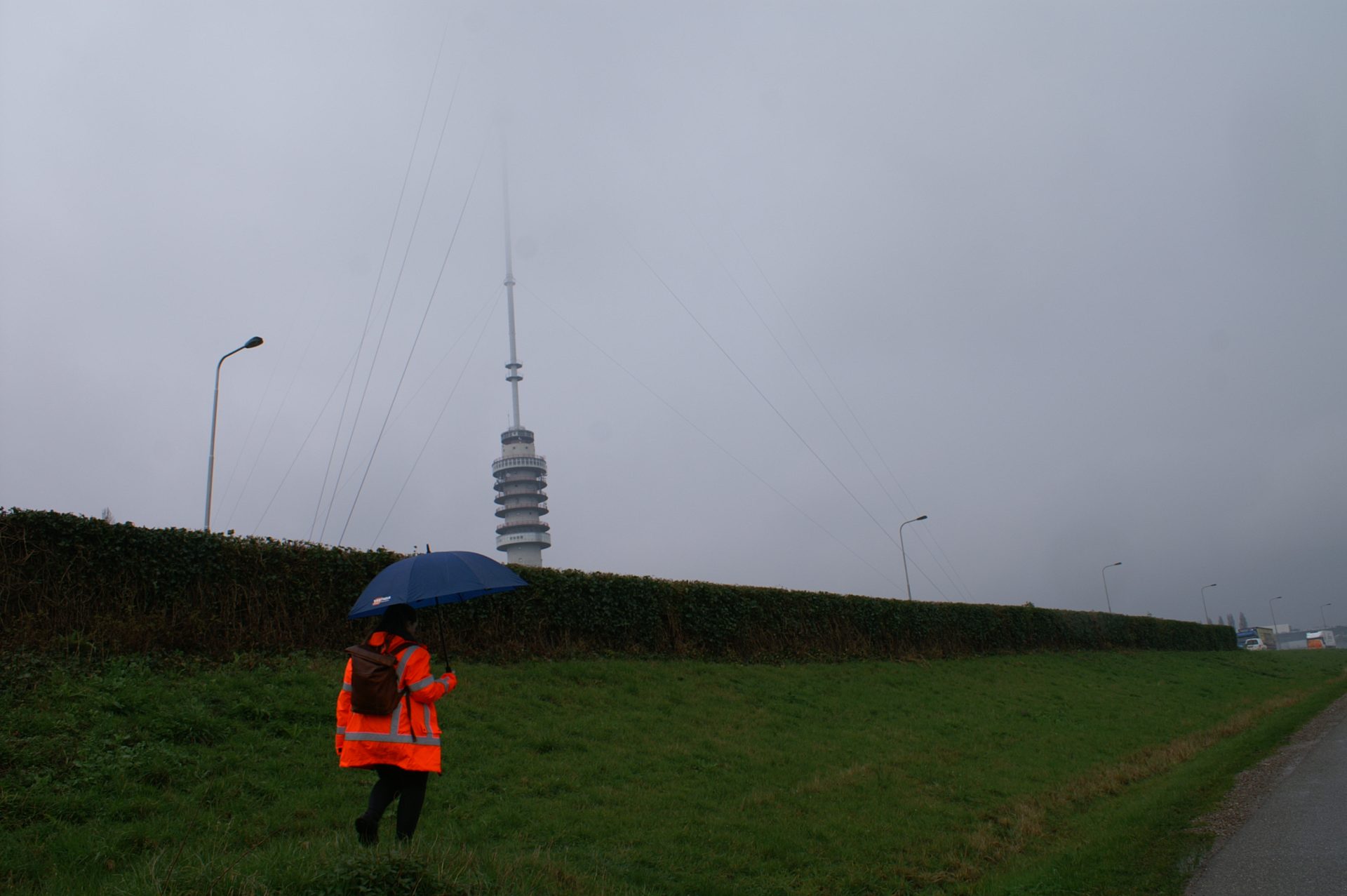 Rianne in de regen met een paraplu bij de Gerbrandytoren