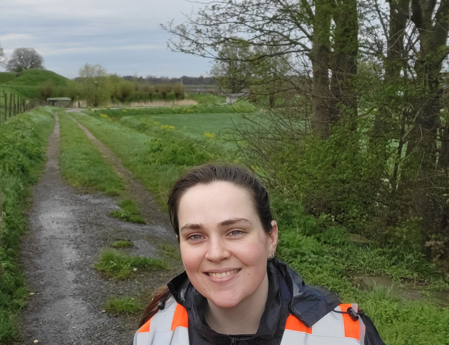 Rianne in het veld bij Fort de Hel