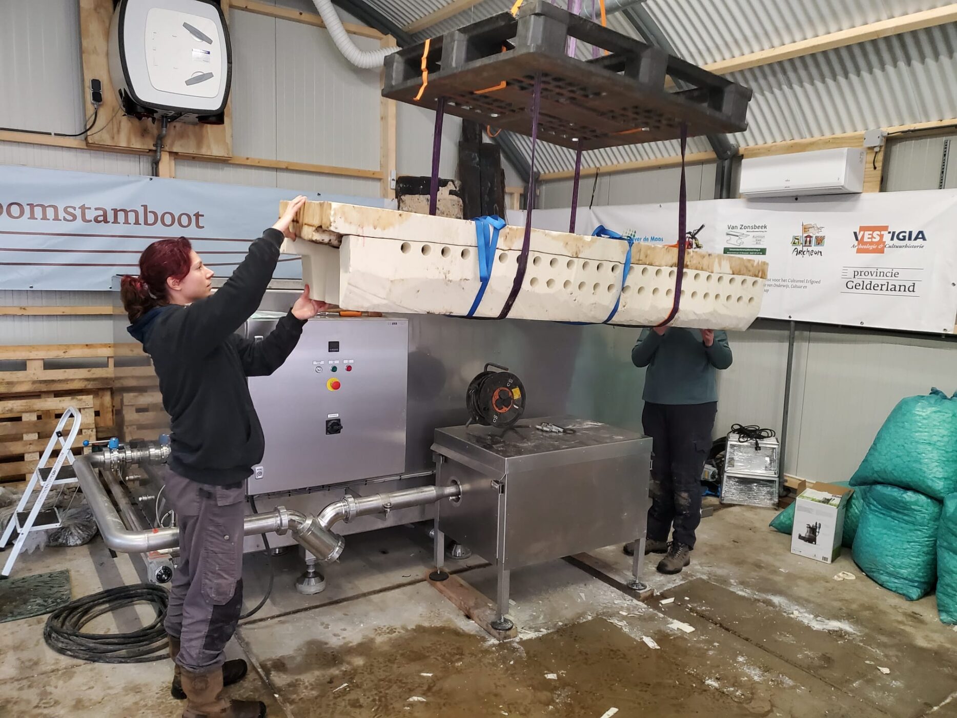 Nicole begeleidt een deel van de boot in de tank