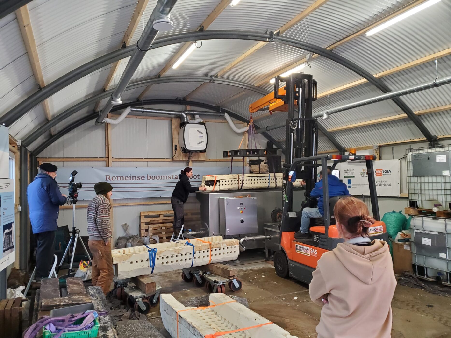 Nicole begeleidt een deel van de boot in de tank