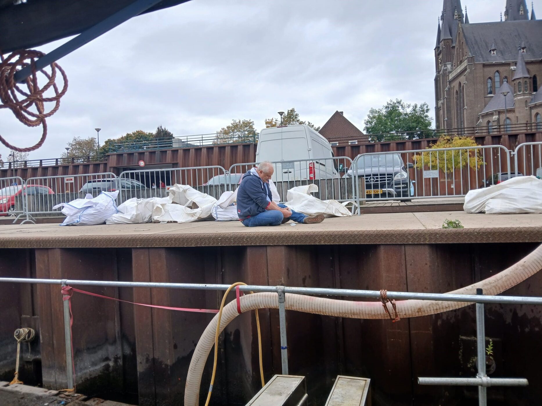 Wilfried determineert een munt gevonden bij het onderzoek